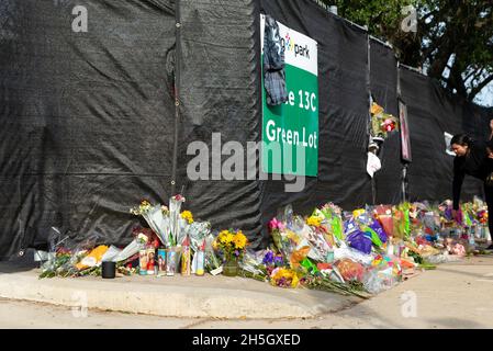 Houston, USA. November 2021. Ein Denkmal, das am 9. November 2021 außerhalb des Astroworld-Festivalgeländes im NRG Park in Houston, Texas, errichtet wurde. Das mit Spannung erwartete Musikfestival endete mit dem tragischen Tod von acht Menschen am Freitagabend. (Foto von Jennifer Lake/Sipa USA) Quelle: SIPA USA/Alamy Live News Stockfoto