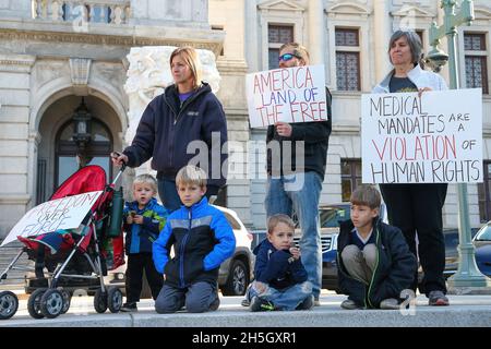 Harrisburg, Usa. November 2021. Demonstranten halten Plakate bei der „Medical Freedom Rally“ auf den Stufen des Pennsylvania State Capitol. Etwa 100 Personen nahmen an der Kundgebung gegen Impfmandate Teil, die von Doug Mastriano, einem republikanischen Kandidaten für den Gouverneur von Pennsylvania, organisiert wurde. Kredit: SOPA Images Limited/Alamy Live Nachrichten Stockfoto