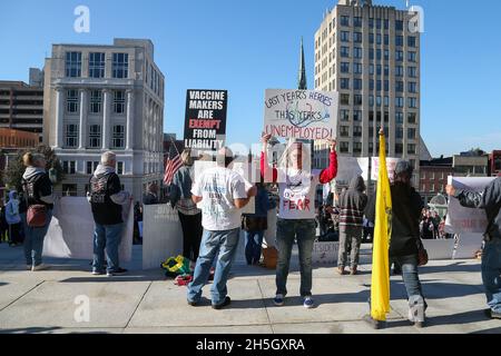 Harrisburg, Usa. November 2021. Demonstranten halten Plakate bei der „Medical Freedom Rally“ auf den Stufen des Pennsylvania State Capitol. Etwa 100 Personen nahmen an der Kundgebung gegen Impfmandate Teil, die von Doug Mastriano, einem republikanischen Kandidaten für den Gouverneur von Pennsylvania, organisiert wurde. Kredit: SOPA Images Limited/Alamy Live Nachrichten Stockfoto