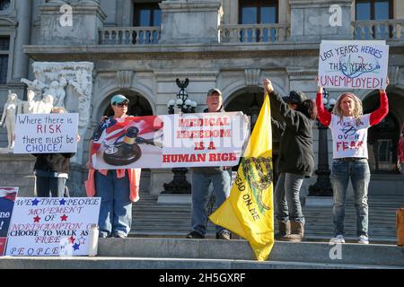 Harrisburg, Usa. November 2021. Demonstranten halten Plakate bei der „Medical Freedom Rally“ auf den Stufen des Pennsylvania State Capitol. Etwa 100 Personen nahmen an der Kundgebung gegen Impfmandate Teil, die von Doug Mastriano, einem republikanischen Kandidaten für den Gouverneur von Pennsylvania, organisiert wurde. Kredit: SOPA Images Limited/Alamy Live Nachrichten Stockfoto