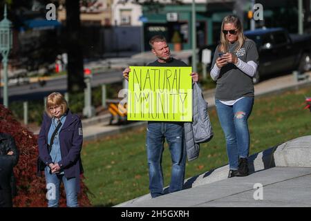 Harrisburg, Usa. November 2021. Ein Anti-Impfstoff-Protestler hält ein Plakat während der „Medical Freedom Rally“ im Pennsylvania State Capitol. Etwa 100 Personen nahmen an der Kundgebung gegen Impfmandate Teil, die von Doug Mastriano, einem republikanischen Kandidaten für den Gouverneur von Pennsylvania, organisiert wurde. Kredit: SOPA Images Limited/Alamy Live Nachrichten Stockfoto