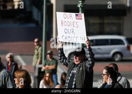 Harrisburg, Usa. November 2021. Ein Anti-Impfstoff-Protestler hält ein Plakat während der „Medical Freedom Rally“ im Pennsylvania State Capitol. Etwa 100 Personen nahmen an der Kundgebung gegen Impfmandate Teil, die von Doug Mastriano, einem republikanischen Kandidaten für den Gouverneur von Pennsylvania, organisiert wurde. Kredit: SOPA Images Limited/Alamy Live Nachrichten Stockfoto