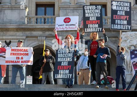 Harrisburg, Usa. November 2021. Demonstranten halten Plakate bei der „Medical Freedom Rally“ auf den Stufen des Pennsylvania State Capitol. Etwa 100 Personen nahmen an der Kundgebung gegen Impfmandate Teil, die von Doug Mastriano, einem republikanischen Kandidaten für den Gouverneur von Pennsylvania, organisiert wurde. Kredit: SOPA Images Limited/Alamy Live Nachrichten Stockfoto