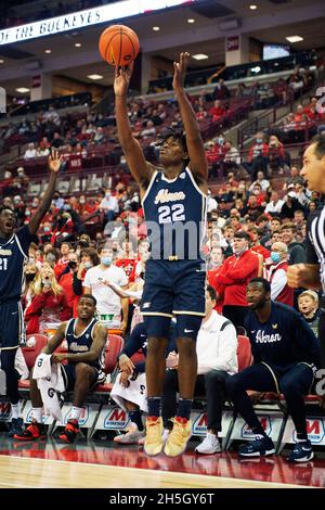 Columbus, Ohio, USA. November 2021. Akron fährt vorne Mikal Dawson (22) schieß in ihrem Spiel in Columbus, Ohio, gegen den Ohio State n. Kredit: csm/Alamy Live Nachrichten Stockfoto
