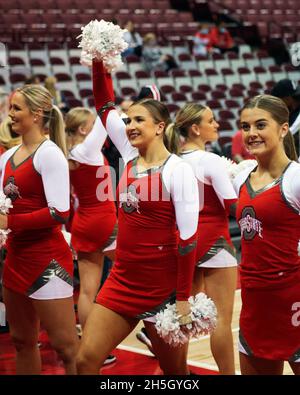 Columbus, Ohio, USA. November 2021. Ohio State Buckeys Cheerleader tritt vor Ohio State spielt Akron in ihrem Spiel in Columbus, Ohio. Kredit: csm/Alamy Live Nachrichten Stockfoto