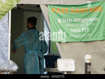 Paris, Frankreich. November 2021. Ein medizinisches Personal arbeitet am 9. November 2021 in einem schnellen COVID-19-Testzelt in Paris, Frankreich. Der französische Präsident Emmanuel Macron kündigte am Dienstagabend an, die vorab beschlossene Lockerung der Anti-COVID-19-Maßnahmen zu verschieben, da Frankreich die fünfte Pandemiewelle durchläuft. Menschen über 65 Jahre alt und die gefährdetsten werden eine Auffrischungsdosis erhalten müssen, um ihren Gesundheitsausweis ab Dezember 15 zu validieren. Kredit: Gao Jing/Xinhua/Alamy Live Nachrichten Stockfoto