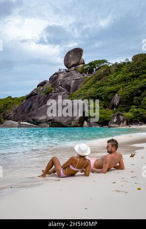 Similan Islands Phuket, tropischer weißer Strand mit Palmen und blauem Ozean in Thailand Andamanensee Stockfoto