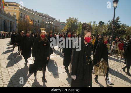 Madrid, Madrid, Spanien. November 2021. Die Hauptstadt Madrid hat, wie am 15. Mai für San Isidro, einen weiteren ihrer großen Tage gefeiert. Der Tag der Almudena wurde 2021 durch die Rückkehr zu den Aktivitäten zu Ehren der Jungfrau Maria markiert, die sich in Bezug auf die Einschränkungen aufgrund der Pandemie lockerer fühlen. Der Kardinalerzbischof von Madrid hat die Messe zu Ehren des schutzpatrons von Madrid begonnen und seine „Freude“ darüber vermittelt, sie feiern zu können, was impliziert, dass „das Schlimmste der Pandemie zurückgelassen wurde“. In diesem Jahr wollte er sich auf den Aufbau einer „Pflegekultur“ konzentrieren, weil „niemand“ Stockfoto