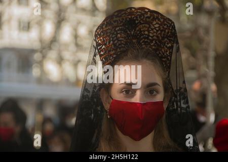 Madrid, Madrid, Spanien. November 2021. Die Hauptstadt Madrid hat, wie am 15. Mai für San Isidro, einen weiteren ihrer großen Tage gefeiert. Der Tag der Almudena wurde 2021 durch die Rückkehr zu den Aktivitäten zu Ehren der Jungfrau Maria markiert, die sich in Bezug auf die Einschränkungen aufgrund der Pandemie lockerer fühlen. Der Kardinalerzbischof von Madrid hat die Messe zu Ehren des schutzpatrons von Madrid begonnen und seine „Freude“ darüber vermittelt, sie feiern zu können, was impliziert, dass „das Schlimmste der Pandemie zurückgelassen wurde“. In diesem Jahr wollte er sich auf den Aufbau einer „Pflegekultur“ konzentrieren, weil „niemand“ Stockfoto