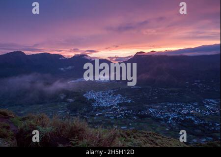 Sonnenuntergang in bukit Pergasingan, sembalun, lombok, Indonesien Stockfoto