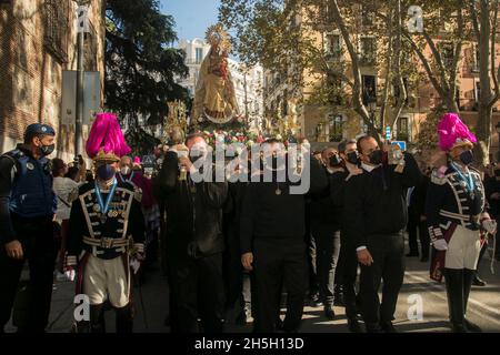 Madrid, Madrid, Spanien. November 2021. Die Hauptstadt Madrid hat, wie am 15. Mai für San Isidro, einen weiteren ihrer großen Tage gefeiert. Der Tag der Almudena wurde 2021 durch die Rückkehr zu den Aktivitäten zu Ehren der Jungfrau Maria markiert, die sich in Bezug auf die Einschränkungen aufgrund der Pandemie lockerer fühlen. Der Kardinalerzbischof von Madrid hat die Messe zu Ehren des schutzpatrons von Madrid begonnen und seine „Freude“ darüber vermittelt, sie feiern zu können, was impliziert, dass „das Schlimmste der Pandemie zurückgelassen wurde“. In diesem Jahr wollte er sich auf den Aufbau einer „Pflegekultur“ konzentrieren, weil „niemand“ Stockfoto