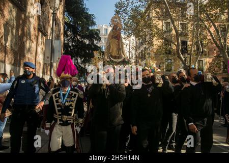 Madrid, Madrid, Spanien. November 2021. Die Hauptstadt Madrid hat, wie am 15. Mai für San Isidro, einen weiteren ihrer großen Tage gefeiert. Der Tag der Almudena wurde 2021 durch die Rückkehr zu den Aktivitäten zu Ehren der Jungfrau Maria markiert, die sich in Bezug auf die Einschränkungen aufgrund der Pandemie lockerer fühlen. Der Kardinalerzbischof von Madrid hat die Messe zu Ehren des schutzpatrons von Madrid begonnen und seine „Freude“ darüber vermittelt, sie feiern zu können, was impliziert, dass „das Schlimmste der Pandemie zurückgelassen wurde“. In diesem Jahr wollte er sich auf den Aufbau einer „Pflegekultur“ konzentrieren, weil „niemand“ Stockfoto