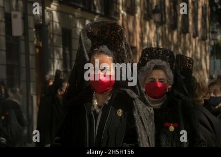 Madrid, Madrid, Spanien. November 2021. Die Hauptstadt Madrid hat, wie am 15. Mai für San Isidro, einen weiteren ihrer großen Tage gefeiert. Der Tag der Almudena wurde 2021 durch die Rückkehr zu den Aktivitäten zu Ehren der Jungfrau Maria markiert, die sich in Bezug auf die Einschränkungen aufgrund der Pandemie lockerer fühlen. Der Kardinalerzbischof von Madrid hat die Messe zu Ehren des schutzpatrons von Madrid begonnen und seine „Freude“ darüber vermittelt, sie feiern zu können, was impliziert, dass „das Schlimmste der Pandemie zurückgelassen wurde“. In diesem Jahr wollte er sich auf den Aufbau einer „Pflegekultur“ konzentrieren, weil „niemand“ Stockfoto