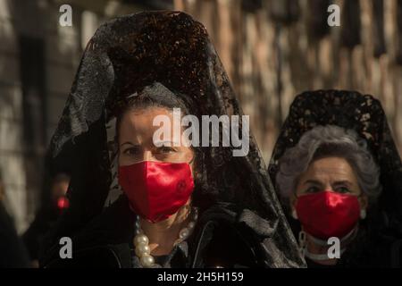 Madrid, Madrid, Spanien. November 2021. Die Hauptstadt Madrid hat, wie am 15. Mai für San Isidro, einen weiteren ihrer großen Tage gefeiert. Der Tag der Almudena wurde 2021 durch die Rückkehr zu den Aktivitäten zu Ehren der Jungfrau Maria markiert, die sich in Bezug auf die Einschränkungen aufgrund der Pandemie lockerer fühlen. Der Kardinalerzbischof von Madrid hat die Messe zu Ehren des schutzpatrons von Madrid begonnen und seine „Freude“ darüber vermittelt, sie feiern zu können, was impliziert, dass „das Schlimmste der Pandemie zurückgelassen wurde“. In diesem Jahr wollte er sich auf den Aufbau einer „Pflegekultur“ konzentrieren, weil „niemand“ Stockfoto