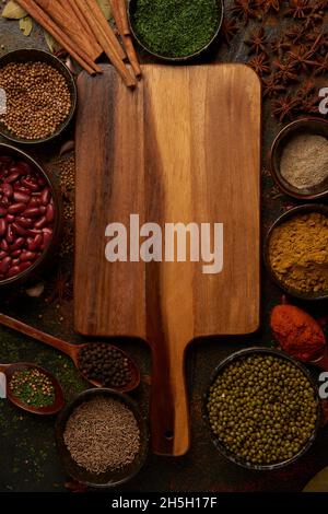 Gewürze Konzept zahlreiche Arten von Gewürzen Macht und Stücke, die auf dem schwarzen Tisch mit anderen Geräten bestreut. Stockfoto