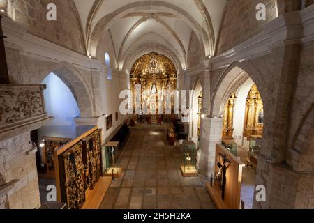 Hauptschiff des Museo Comarcal de Arte Sacro, Peñafiel, Spanien. Stockfoto