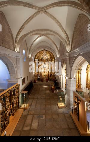 Hauptschiff des Museo Comarcal de Arte Sacro, Peñafiel, Spanien. Stockfoto