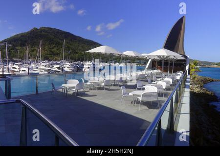 Sonnendeck des Hamilton Island Yacht Club mit Blick auf den Yachthafen, Hamilton Island, Whitsundays, Queensland, Australien. Keine PR Stockfoto