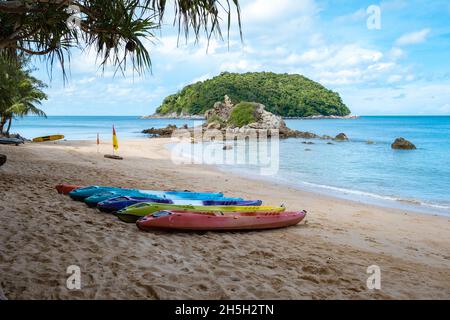 Yanui Beach Phuket Thailand, tropischer Strand mit dem blauen Ozean in Thailand. Weißer goldener Sand und Palmen Stockfoto