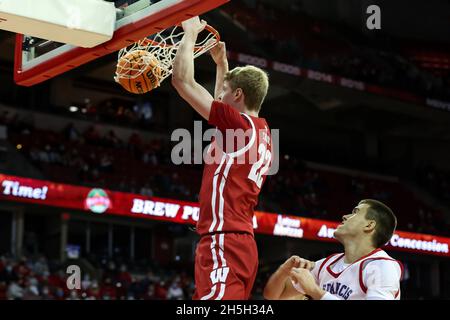 09. November 2021: Wisconsin Dachse forcieren Steven Crowl (22) mit einem Dunk während des NCAA Basketball Spiels zwischen den St. Francis Terrier und den Wisconsin Dachsen im Kohl Center in Madison, WI. Darren Lee/CSM Stockfoto