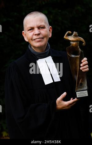 Owschlag, Deutschland. November 2021. Susanne Jensen überreicht die Siegertrophäe. Der Pastor aus Owschlag im Bezirk Rendsburg-Eckernförde wurde beim Sitges Film Festival mit dem Preis für die beste weibliche Hauptrolle im Horrorfilm „Luzifer“ ausgezeichnet. Der Film des österreichischen Regisseurs Peter Brunner wird voraussichtlich im Frühjahr 2022 in den deutschen Kinos erscheinen. Quelle: Frank Molter/dpa/Alamy Live News Stockfoto