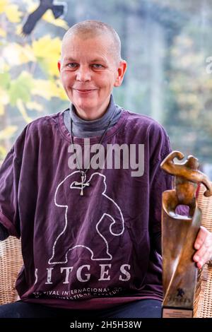 Owschlag, Deutschland. November 2021. Susanne Jensen überreicht die Siegertrophäe. Der Pastor aus Owschlag im Bezirk Rendsburg-Eckernförde wurde beim Sitges Film Festival mit dem Preis für die beste weibliche Hauptrolle im Horrorfilm „Luzifer“ ausgezeichnet. Der Film des österreichischen Regisseurs Peter Brunner wird voraussichtlich im Frühjahr 2022 in den deutschen Kinos erscheinen. Quelle: Frank Molter/dpa/Alamy Live News Stockfoto