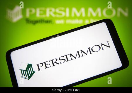 Ukraine. November 2021. In dieser Abbildung ist ein Logo von Persimmon plc auf einem Smartphone-Bildschirm und im Hintergrund zu sehen. Kredit: SOPA Images Limited/Alamy Live Nachrichten Stockfoto