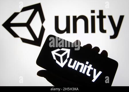 Ukraine. November 2021. In dieser Abbildung ist das Unity Technologies (Unity Software Inc.)-Logo auf einem Smartphone und einem pc-Bildschirm zu sehen. Kredit: SOPA Images Limited/Alamy Live Nachrichten Stockfoto
