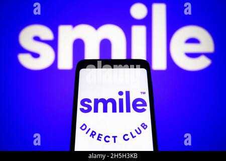 Ukraine. November 2021. In dieser Abbildung ist ein SmileDirectClub LLC-Logo auf einem Smartphone-Bildschirm und im Hintergrund zu sehen. Kredit: SOPA Images Limited/Alamy Live Nachrichten Stockfoto