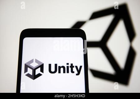 Ukraine. November 2021. In dieser Abbildung ist das Logo von Unity Technologies (Unity Software Inc.) auf einem Smartphone-Bildschirm und im Hintergrund zu sehen. Kredit: SOPA Images Limited/Alamy Live Nachrichten Stockfoto