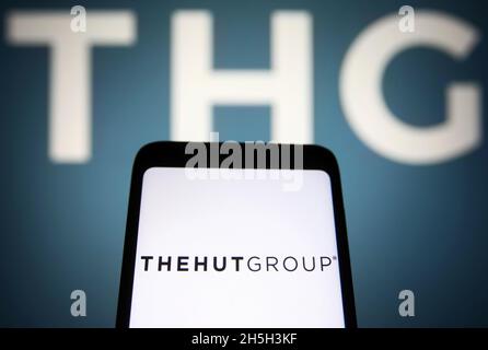 Ukraine. November 2021. In dieser Abbildung ist das Logo der THG PLC (The Hut Group) auf einem Smartphone und einem pc-Bildschirm zu sehen. Kredit: SOPA Images Limited/Alamy Live Nachrichten Stockfoto