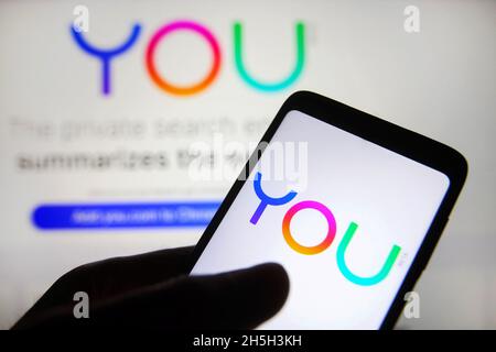 Ukraine. November 2021. In dieser Abbildung ist ein You.com-Logo eines Startups auf einem Smartphone-Bildschirm mit seiner Website im Hintergrund zu sehen. Kredit: SOPA Images Limited/Alamy Live Nachrichten Stockfoto