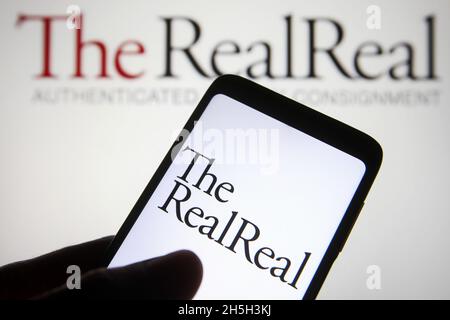 Ukraine. November 2021. In dieser Abbildung ist das RealReal Inc.-Logo auf einem Smartphone-Bildschirm und im Hintergrund zu sehen. Kredit: SOPA Images Limited/Alamy Live Nachrichten Stockfoto