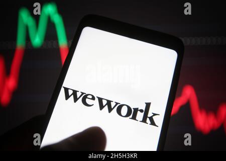 Ukraine. November 2021. In dieser Abbildung ist ein WeWork Companies Inc. Logo auf einem Smartphone-Bildschirm zu sehen. Kredit: SOPA Images Limited/Alamy Live Nachrichten Stockfoto