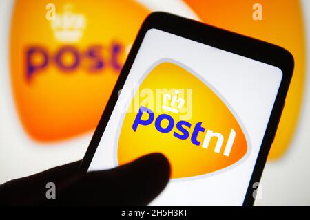 Ukraine. November 2021. In dieser Abbildung ist ein PostNL-Logo auf einem Smartphone-Bildschirm und im Hintergrund zu sehen. Kredit: SOPA Images Limited/Alamy Live Nachrichten Stockfoto