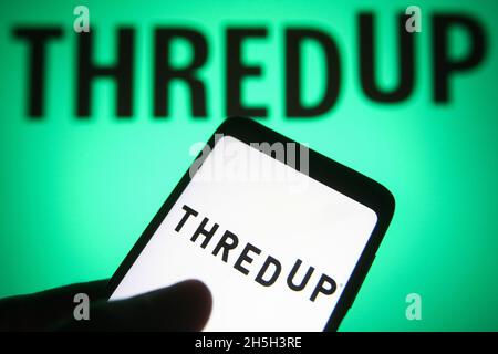 Ukraine. November 2021. In dieser Abbildung ist das thredUP-Logo auf einem Smartphone-Bildschirm und im Hintergrund zu sehen. (Foto von Pavlo Gonchar/SOPA Images/Sipa USA) Quelle: SIPA USA/Alamy Live News Stockfoto