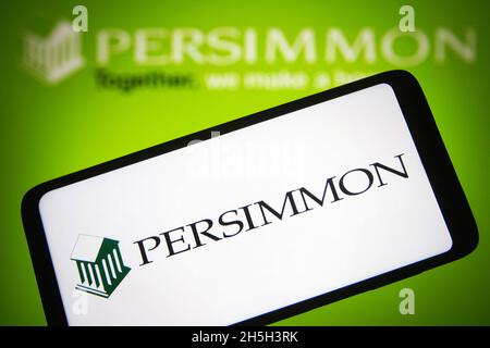 Ukraine. November 2021. In dieser Abbildung ist ein Logo von Persimmon plc auf einem Smartphone-Bildschirm und im Hintergrund zu sehen. (Foto von Pavlo Gonchar/SOPA Images/Sipa USA) Quelle: SIPA USA/Alamy Live News Stockfoto