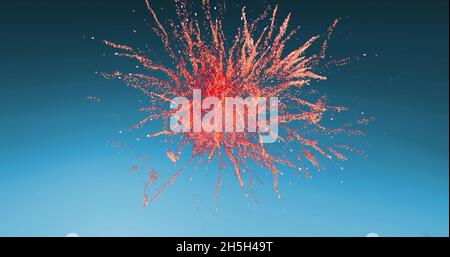 Digitales Bild eines roten Feuerwerks, das vor einem blauen Hintergrund explodiert Stockfoto