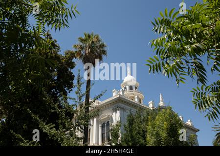 Tagesansicht des historischen Gerichtsgebäudes, erbaut 1875, von Merced, Kalifornien, USA. Stockfoto