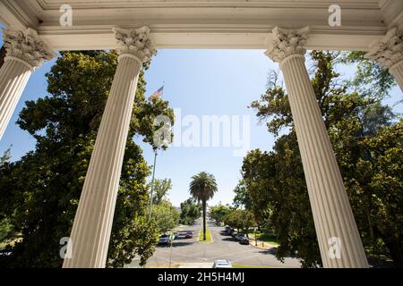 Tagesansicht des historischen Gerichtsgebäudes, erbaut 1875, von Merced, Kalifornien, USA. Stockfoto