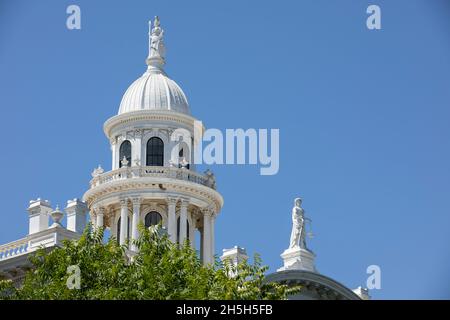 Tagesansicht des historischen Gerichtsgebäudes, erbaut 1875, von Merced, Kalifornien, USA. Stockfoto