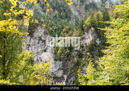 Schöne Luftaufnahme der Neuschwansteinbrücke, Deutschland zwischen Bergen und grünem Wald Stockfoto