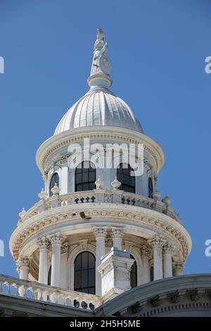 Tagesansicht des historischen Gerichtsgebäudes, erbaut 1875, von Merced, Kalifornien, USA. Stockfoto