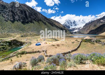 Campingplatz am See beim Wandern entlang der Cordillera Huayhuash Trek, Peru Stockfoto