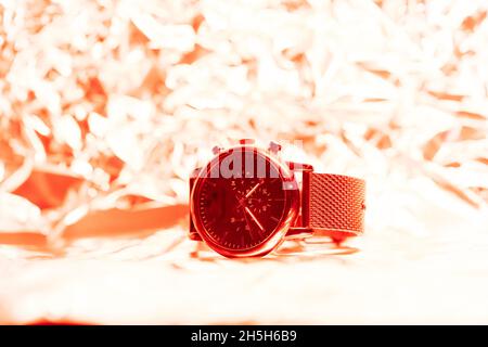 Schwarze Metallarmbanduhr mit dunklen Zifferblättern vor einem klar beleuchteten Hintergrund. Hochwertige Fotos Stockfoto