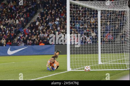 Paris, Frankreich. 9 2021. November, Méline GERARD von REAL MADRID in Aktion während des UEFA Women's Champions League, Tag 3, Spiels zwischen Paris Saint-Germain und Real Madrid am 9 2021. November im Stadion Parc des Princes in Paris, Frankreich. Foto von Loic Baratoux/ABACAPRESS.COM Stockfoto