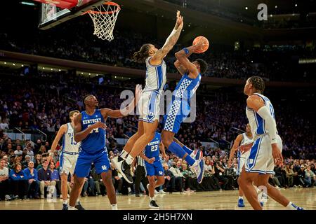 New York, New York, USA. November 2021. Kentucky Wildcats Stürmer Keion Brooks Jr. (12) schießt während des State Farm Champions Classic im Madison Square Garden in New York City in der ersten Hälfte über den Stürmer Theo John (12) von Duke Blue Devils. Duke besiegte Kentucky 79-71. Duncan Williams/CSM/Alamy Live News Stockfoto