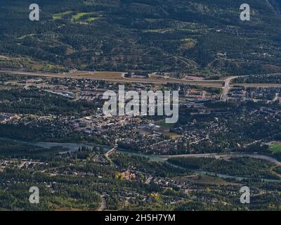 Luftaufnahme der Innenstadt von Canmore im Bow Valley in Alberta, Kanada, in den Rocky Mountains vom Ha Ling Peak im Herbst mit dem Bow River aus gesehen. Stockfoto