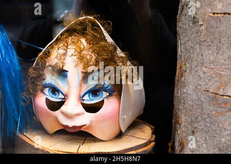 Basel, Schweiz - Februar 21. Nahaufnahme einer einzigen Karnevalsmaske Stockfoto