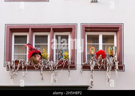 Basel, Schweiz - Februar 21. Karnevalsfenster Dekoration mit Masken und bunten Girlanden Stockfoto